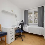 公寓 Spacious In With 3 Rooms, Desk And Bathtub By Renters