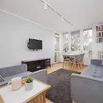 Spacious In With 3 Rooms, Desk And Bathtub By Renters *