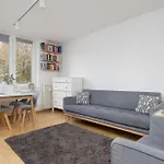 公寓 Spacious In With 3 Rooms, Desk And Bathtub By Renters