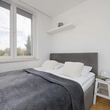 Spacious In With 3 Rooms, Desk And Bathtub By Renters