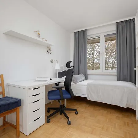 Апартаменты Spacious In With 3 Rooms, Desk And Bathtub By Renters