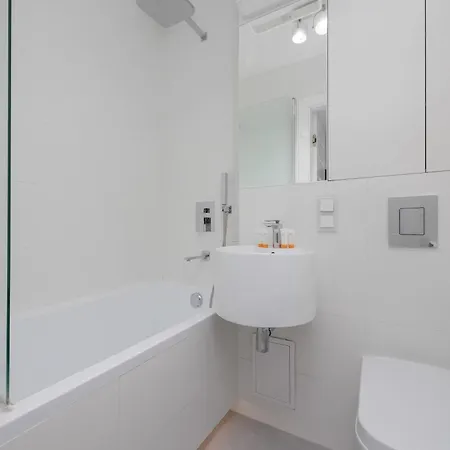 Spacious In With 3 Rooms, Desk And Bathtub By Renters Apartamento *