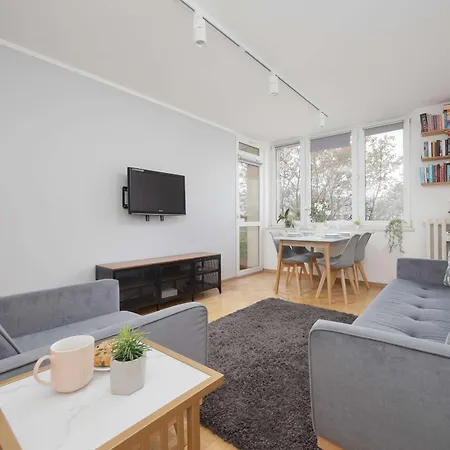 Spacious In With 3 Rooms, Desk And Bathtub By Renters *