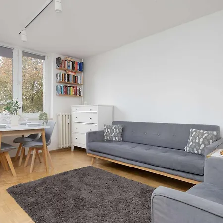 Апартаменты Spacious In With 3 Rooms, Desk And Bathtub By Renters