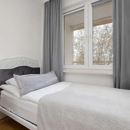 Апартаменты Spacious In With 3 Rooms, Desk And Bathtub By Renters Варшава