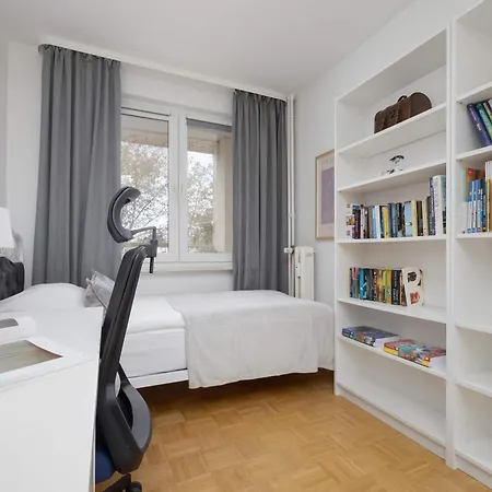 Апартаменты Spacious In With 3 Rooms, Desk And Bathtub By Renters