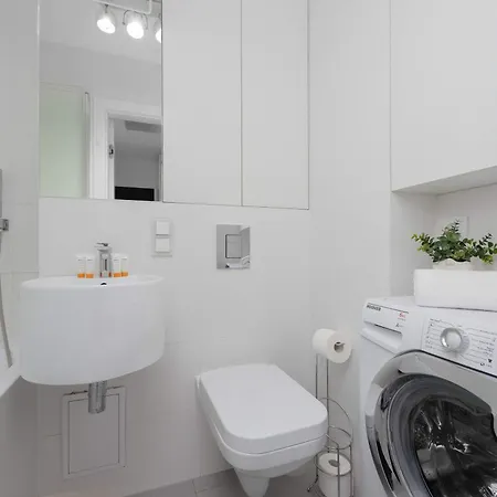 Апартаменты Spacious In With 3 Rooms, Desk And Bathtub By Renters *