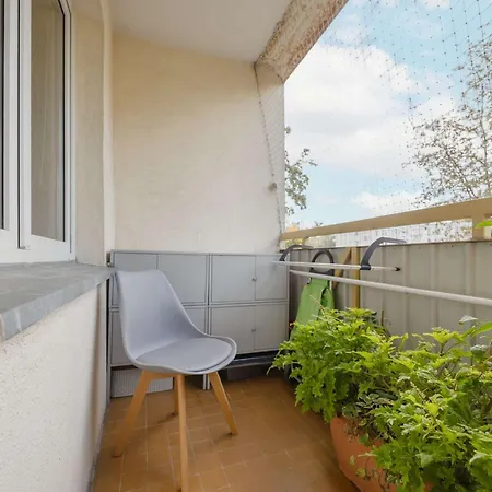 Spacious In With 3 Rooms, Desk And Bathtub By Renters *