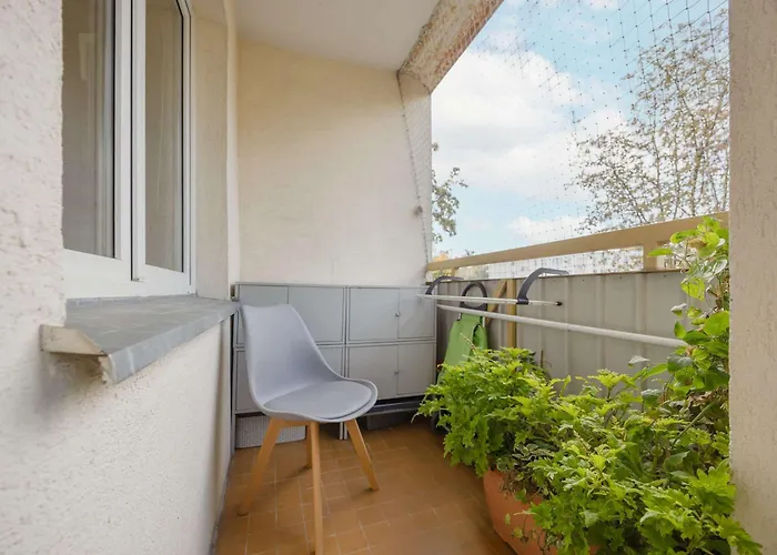 Spacious In With 3 Rooms, Desk And Bathtub By Renters *