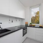 Appartamento Spacious In With 3 Rooms, Desk And Bathtub By Renters Varsavia