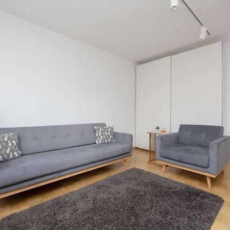Appartamento Spacious In With 3 Rooms, Desk And Bathtub By Renters Varsavia