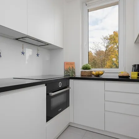 Spacious In With 3 Rooms, Desk And Bathtub By Renters Apartament Warszawa